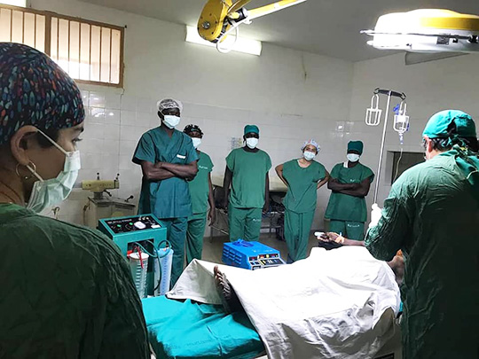 Zaida en una sala de operación de Africa