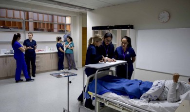 Estudiantes de enfermería en taller práctico