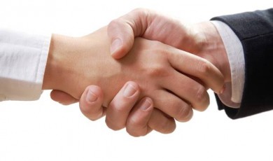 Dos personas dándose la mano