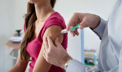 Jóven vacunandose