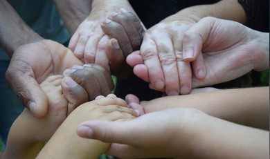 Familia sosteniendose las manos