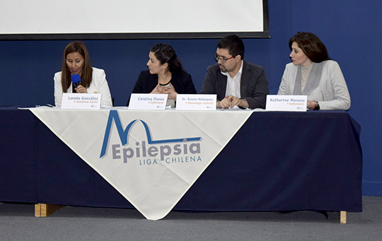 Loreto González, asistente social; Carolina Flores, enfermera; Dr. Álvaro Velásquez, neurólogo infantil y Katherine Moreno, enfermera