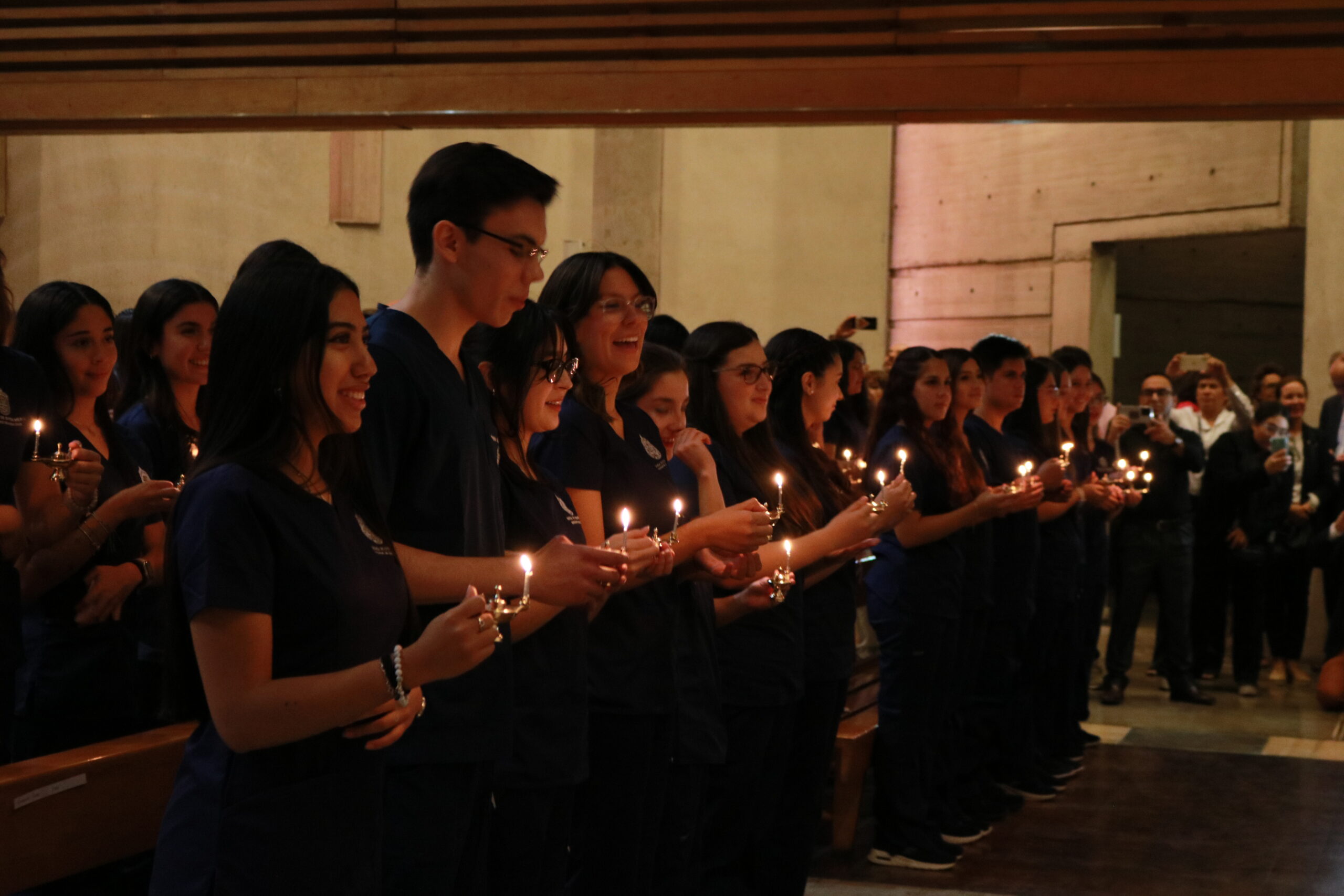 Estudiantes reciben la lámpara de Florence Nightingale en emotiva Ceremonia de Investidura