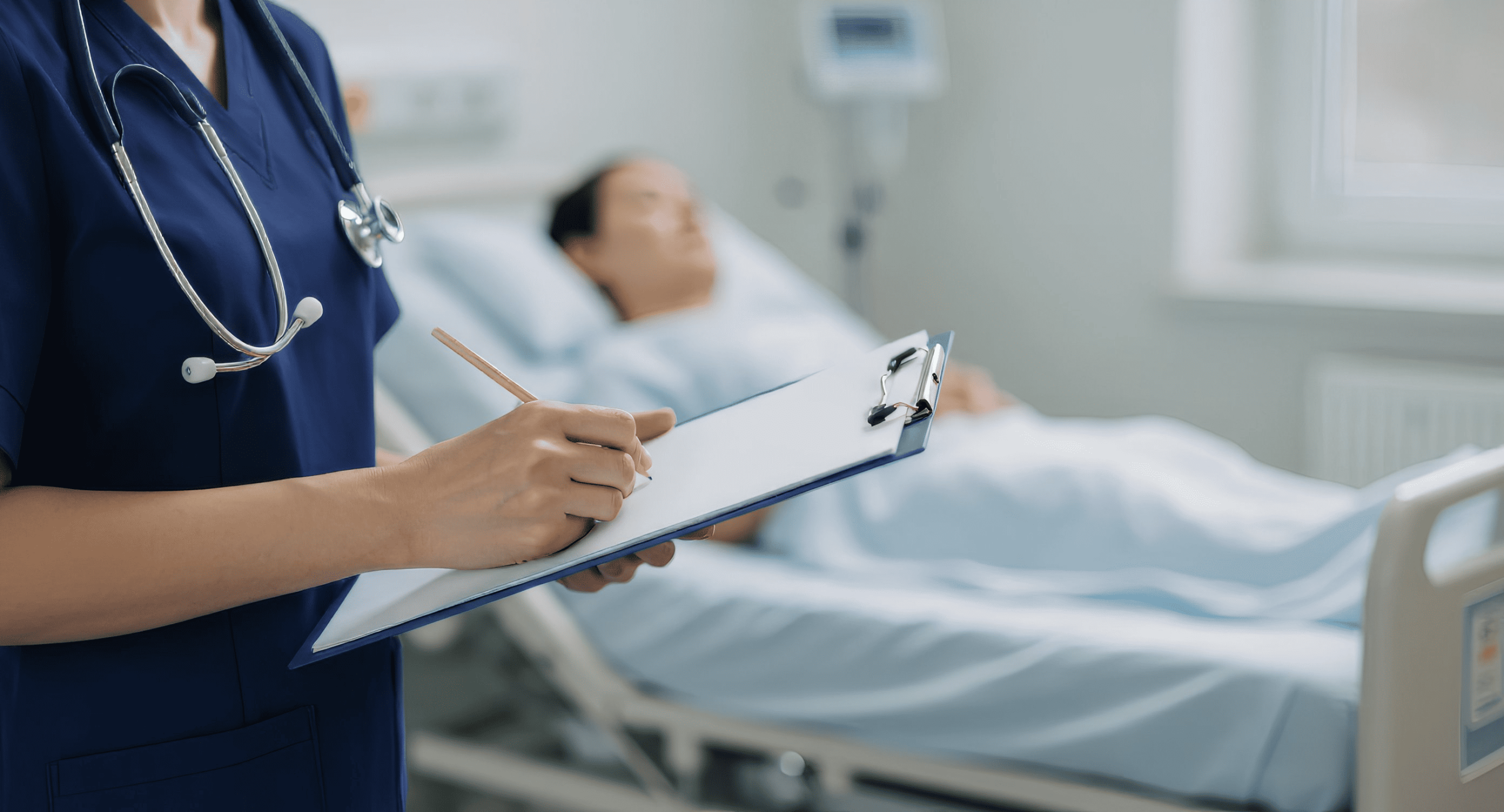 En la imagen se ve una enfermera tomando nota en primer plano, y de fondo un paciente acostado en una camilla.